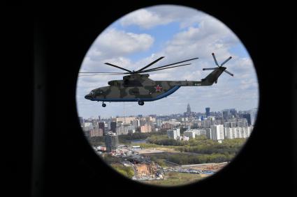 Москва. Тяжелый вертолет Ми-26  во время репетиции воздушной части парада в честь 76-летия Победы в Великой Отечественной войне.