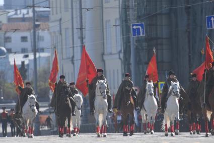 Екатеринбург. Генеральная репетиция парада Победы. На фото: Казачья конница