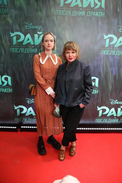 Кинотеатр ОКТЯБРЬ. Премьера мультфильма РАЙЯ И ПОСЛЕДНИЙ ДРАКОН. 2021. На снимке: актриса Елена Валюшкина с дочерью
