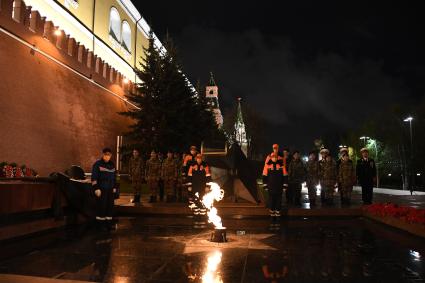 Москва. Сотрудники АО `Мосгаз` провели традиционную профилактику Вечного огня на Могиле Неизвестного солдата в преддверии Дня Победы.