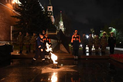 Москва. Сотрудники АО `Мосгаз` провели традиционную профилактику Вечного огня на Могиле Неизвестного солдата в преддверии Дня Победы.