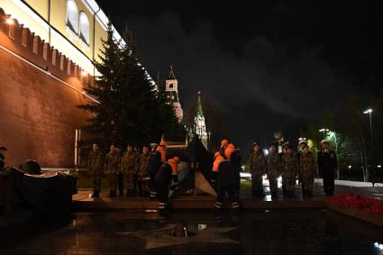 Москва. Сотрудники АО `Мосгаз` провели традиционную профилактику Вечного огня на Могиле Неизвестного солдата в преддверии Дня Победы.