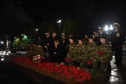 Москва. Генеральный директор АО `Мосгаз` Гасан Гасангаджиев (в центре) и сопредседатель Центрального штаба ОНФ, ответственный секретарь ООД `Поисковое движение России` Елена Цунаева во время переноса пламени на временную горелку в рамках работ по традиционной профилактике Вечного огня на Могиле Неизвестного солдата в преддверии Дня Победы.