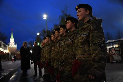 Москва. Участницы ООД `Поисковое движение России` во время переноса пламени на временную горелку в рамках работ по традиционной профилактике Вечного огня на Могиле Неизвестного солдата в преддверии Дня Победы.