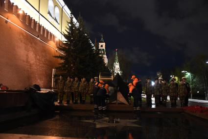 Москва. Сотрудники АО `Мосгаз` провели традиционную профилактику Вечного огня на Могиле Неизвестного солдата в преддверии Дня Победы.