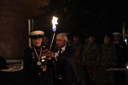 Москва. Генеральный директор АО `Мосгаз` Гасан Гасангаджиев (справа) во время переноса пламени на временную горелку в рамках работ по традиционной профилактике Вечного огня на Могиле Неизвестного солдата в преддверии Дня Победы.