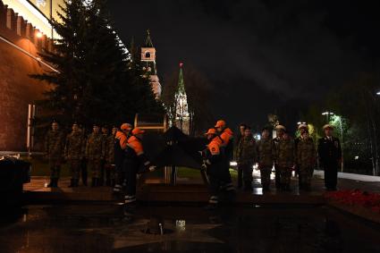 Москва. Сотрудники АО `Мосгаз` провели традиционную профилактику Вечного огня на Могиле Неизвестного солдата в преддверии Дня Победы.