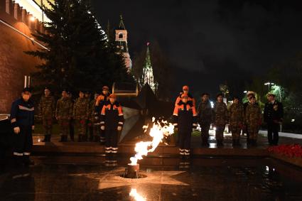 Москва. Сотрудники АО `Мосгаз` провели традиционную профилактику Вечного огня на Могиле Неизвестного солдата в преддверии Дня Победы.