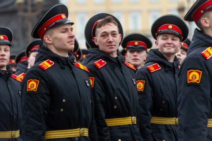 Санкт-Петербург. Выпускники Суворовского военного училища во время генеральной репетиции парада на Дворцовой площади, посвященного 76-й годовщине Победы в Великой Отечественной войне.