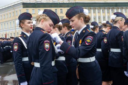 Санкт-Петербург. Сотрудницы полиции во время генеральной репетиции парада на Дворцовой площади, посвященного 76-й годовщине Победы в Великой Отечественной войне.