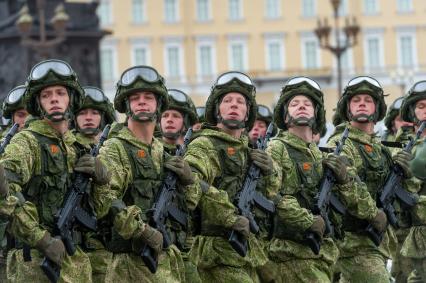 Санкт-Петербург. Военнослужащие во время генеральной репетиции парада на Дворцовой площади, посвященного 76-й годовщине Победы в Великой Отечественной войне.