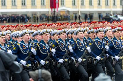 Санкт-Петербург. Выпускники Военно-морского политехнического института во время генеральной репетиции парада на Дворцовой площади, посвященного 76-й годовщине Победы в Великой Отечественной войне.