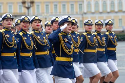 Санкт-Петербург. Курсантки Военно-космической академии имени А. Ф. Можайского во время генеральной репетиции парада на Дворцовой площади, посвященного 76-й годовщине Победы в Великой Отечественной войне.