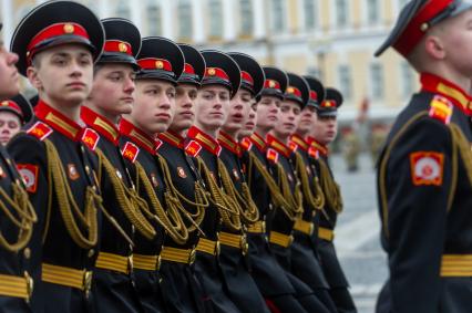 Санкт-Петербург. Выпускники Кадетского военного корпуса во время генеральной репетиции парада на Дворцовой площади, посвященного 76-й годовщине Победы в Великой Отечественной войне.