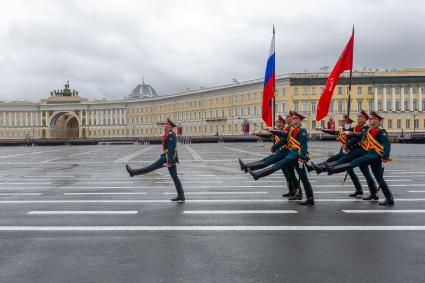 Санкт-Петербург. Знаменная группа во время генеральной репетиции парада на Дворцовой площади, посвященного 76-й годовщине Победы в Великой Отечественной войне.