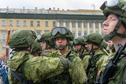 Санкт-Петербург. Военнослужащие во время генеральной репетиции парада на Дворцовой площади, посвященного 76-й годовщине Победы в Великой Отечественной войне.