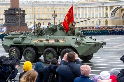 Санкт-Петербург. БТР-82 АТ на генеральной репетиции парада на Дворцовой площади, посвященного 76-й годовщине Победы в Великой Отечественной войне.