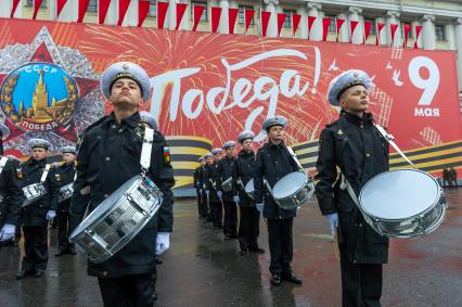 Санкт-Петербург. Кадеты во время генеральной репетиции парада на Дворцовой площади, посвященного 76-й годовщине Победы в Великой Отечественной войне.