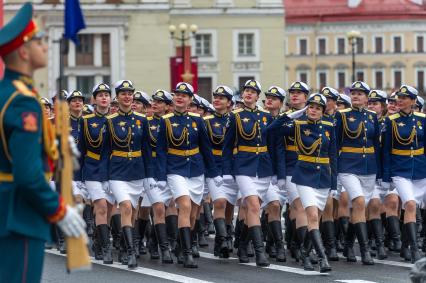 Санкт-Петербург. Курсантки Военно-космической академии имени А. Ф. Можайского во время генеральной репетиции парада на Дворцовой площади, посвященного 76-й годовщине Победы в Великой Отечественной войне.