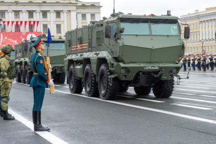 Санкт-Петербург. Бронеавтомобиль `Тайфун-К` на генеральной репетиции парада на Дворцовой площади, посвященного 76-й годовщине Победы в Великой Отечественной войне.