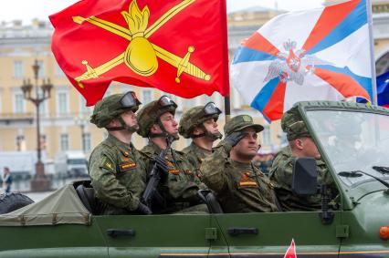 Санкт-Петербург. Военнослужащие сухопутных войск во время генеральной репетиции парада на Дворцовой площади, посвященного 76-й годовщине Победы в Великой Отечественной войне.