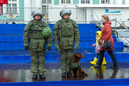 Санкт-Петербург. Военнослужащие со служебной собакой во время генеральной репетиции парада на Дворцовой площади, посвященного 76-й годовщине Победы в Великой Отечественной войне.