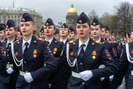 Санкт-Петербург. Сотрудницы полиции во время генеральной репетиции парада на Дворцовой площади, посвященного 76-й годовщине Победы в Великой Отечественной войне.