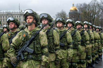 Санкт-Петербург. Военнослужащие во время генеральной репетиции парада на Дворцовой площади, посвященного 76-й годовщине Победы в Великой Отечественной войне.