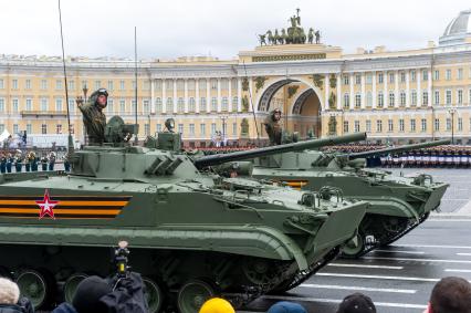 Санкт-Петербург. БМП-3 на генеральной репетиции парада на Дворцовой площади, посвященного 76-й годовщине Победы в Великой Отечественной войне.