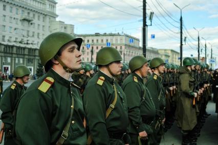 Челябинск. Военнослужащие в форме времен Великой Отечественной войны во время генеральной репетиции парада, посвященного 76-й годовщине Победы в Великой Отечественной войне.