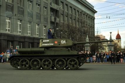 Челябинск. Советский танк Т-34 во время генеральной репетиции парада, посвященного 76-й годовщине Победы в Великой Отечественной войне.