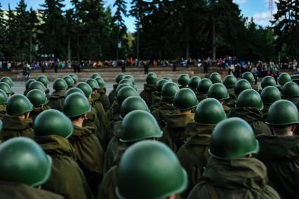 Челябинск. Военнослужащие в форме времен Великой Отечественной войны во время генеральной репетиции парада, посвященного 76-й годовщине Победы в Великой Отечественной войне.