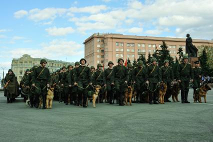 Челябинск. Военнослужащие в форме времен Великой Отечественной войны во время генеральной репетиции парада, посвященного 76-й годовщине Победы в Великой Отечественной войне.