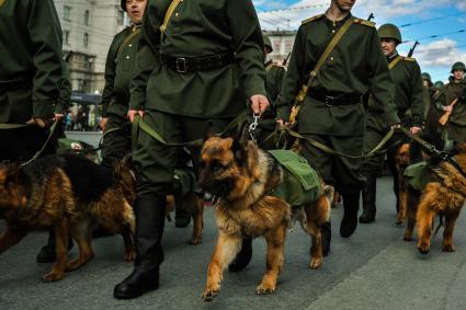 Челябинск. Военнослужащие в форме времен Великой Отечественной войны во время генеральной репетиции парада, посвященного 76-й годовщине Победы в Великой Отечественной войне.