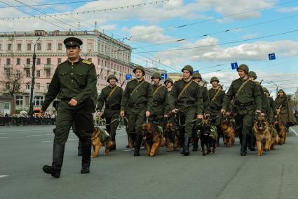 Челябинск. Военнослужащие в форме времен Великой Отечественной войны во время генеральной репетиции парада, посвященного 76-й годовщине Победы в Великой Отечественной войне.