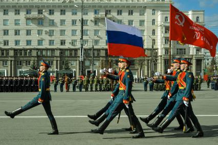 Челябинск. Знаменная группа во время генеральной репетиции парада, посвященного 76-й годовщине Победы в Великой Отечественной войне.