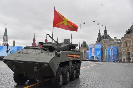 Москва. Бронетранспортер БТР-82А во время военного парада, посвященного 76-й годовщине Победы в Великой Отечественной войне.