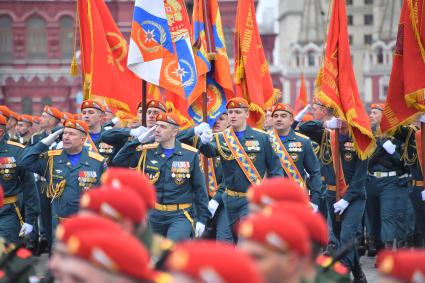 Москва. Военнослужащие МЧС во время военного парада, посвященного 76-й годовщине Победы в Великой Отечественной войне.