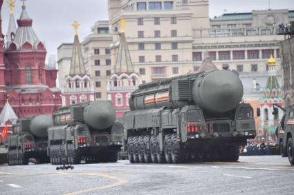 Москва. Самоходная пусковая установка подвижного грунтового ракетного комплекса (СПУ ПГРК) `Ярс` во время военного парада, посвященного 76-й годовщине Победы в Великой Отечественной войне.