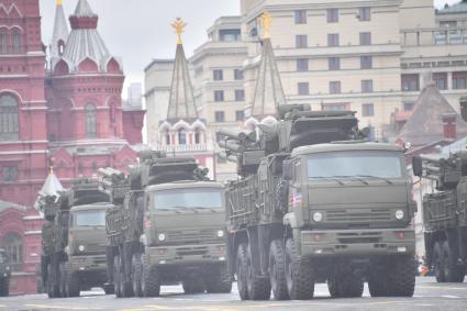 Москва. Зенитный ракетно-пушечный комплекс (ЗРПК) `Панцирь-С` во время военного парада, посвященного 76-й годовщине Победы в Великой Отечественной войне.