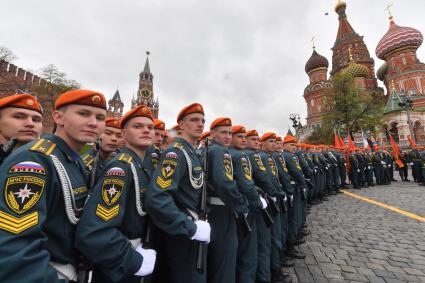 Москва. Военнослужащие МЧС во время военного парада, посвященного 76-й годовщине Победы в Великой Отечественной войне.