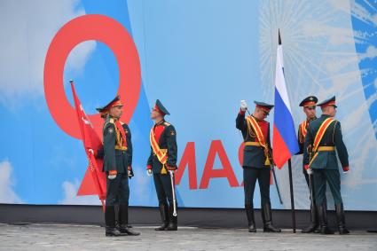 Москва. Знаменная группа во время военного парада, посвященного 76-й годовщине Победы в Великой Отечественной войне.