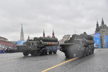 Москва. Зенитные ракетные комплексы С-400 `Триумф` во время военного парада, посвященного 76-й годовщине Победы в Великой Отечественной войне.