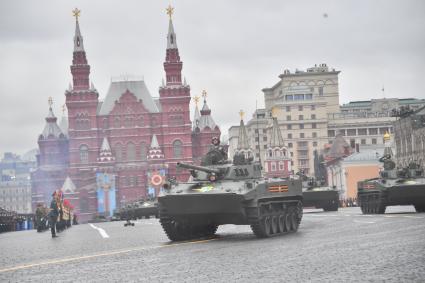 Москва. Боевые машины десанта БМД-4М во время военного парада, посвященного 76-й годовщине Победы в Великой Отечественной войне.