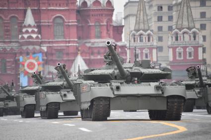 Москва. Танки Т-90М `Прорыв` во время военного парада, посвященного 76-й годовщине Победы в Великой Отечественной войне.