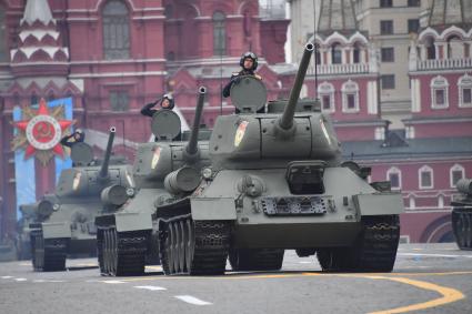 Москва. Танки Т-34-85 во время военного парада, посвященного 76-й годовщине Победы в Великой Отечественной войне.