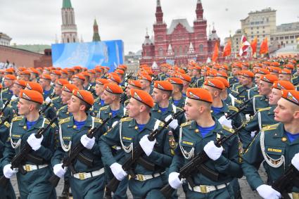 Москва. Военнослужащие МЧС во время военного парада, посвященного 76-й годовщине Победы в Великой Отечественной войне.