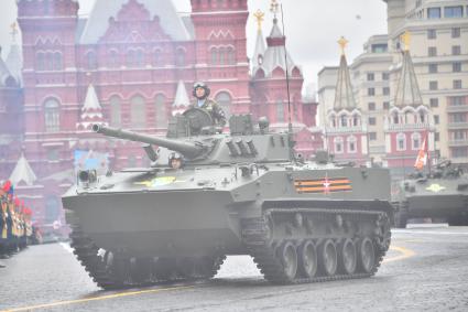 Москва. Боевые машины десанта БМД-4М во время военного парада, посвященного 76-й годовщине Победы в Великой Отечественной войне.