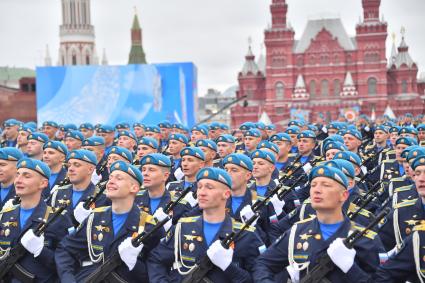 Москва. Военнослужащие воздушно-космических войск во время военного парада, посвященного 76-й годовщине Победы в Великой Отечественной войне.