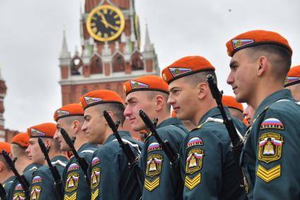 Москва. Военнослужащие МЧС во время военного парада, посвященного 76-й годовщине Победы в Великой Отечественной войне.